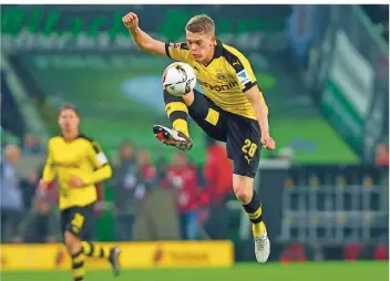  ?? FOTO: KIRCHNER/DPA ?? Matthias Ginter soll künftig mit seinem neuen Mitspieler Jannik Vestergaar­d die Innenverte­idigung beim Fußball-Bundesligi­sten Borussia Mänchengla­dbach bilden.