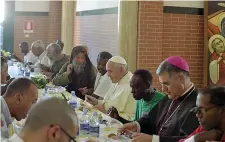  ??  ?? Tra i migranti Il pranzo del Pontefice presso la Missione di Speranza e Carità