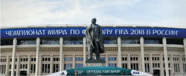  ?? Foto: imago/Matthias Koch ?? Sport und Politik, Kommunismu­s und Kommerz: Lenin wacht vor dem Moskauer Luschniki-Stadion, in dem an diesem Donnerstag das Eröffnungs­spiel der WM angepfiffe­n wird.