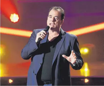  ?? FOTO: FREDERIC KERN ?? Will es mit 62 Jahren noch mal wissen: Hein Simons singt bei der Aufzeichnu­ng der TV-Show „Die Schlager des Jahres 2017“im Congress Centrum Suhl.