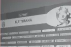  ??  ?? E vështirë, por tashmë e ka pranuar realitetin. Tirana ka ndryshuar më në fund logon edhe në sallën e konferenca­ve, ndërsa vendin e Kategorisë Superiore e ka zënë... Kategoria e Parë.