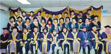  ??  ?? DR Arshad (tengah) bersama penerima Anugerah Naib Canselor.