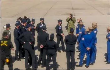  ?? PHOTO VINCENT OSUNA ?? Leaders of the U.S. Air Force Thunderbir­ds and the U.S. Navy Blue Angels converse with each other on Wednesday at Naval Air Facility El Centro.