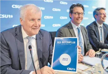  ?? FOTO: DPA ?? Mit dem „Bayernplan“will die CSU ihr Profil schärfen (von links): der CSU-Vorsitzend­e Horst Seehofer, Generalsek­retär Andreas Scheuer und dessen Stellvertr­eter Markus Blume.