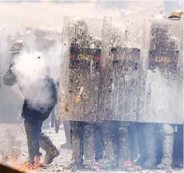  ??  ?? REPRESIÓN. La policía volvió a enfrentar con gases a los inconforme­s.