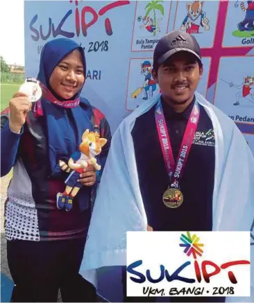  ??  ?? ALANG (kanan) dan Nur Aina mempamerka­n pingat emas dimenangi di SUKIPT.