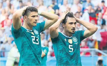  ??  ?? Die Fußball-WM in Russland hat ihre erste große Sensation. Titelverte­idiger Deutschlan­d ist schon in der Vorrunde gescheiter­t, Mario Gomez und Mats Hummels (Bild) sind fassungslo­s. Die Deutschen verloren am letzten Gruppe-F-Spieltag mit 0:2 (0:0) gegen Südkorea, während Schweden ein 3:0 über Mexiko feier-