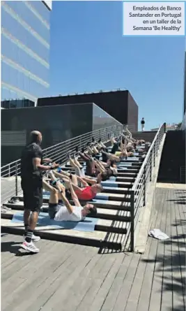  ?? ?? Empleados de Banco Santander en Portugal en un taller de la Semana ‘Be Healthy’