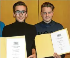  ?? Foto: Gerrit-R. Ranft ?? Max Müller (links) und Levin Zacher haben im August einem 82-jährigen Rollstuhlf­ahrer das Leben gerettet. Sie versuchten, den Mann aus einem Weiher zu ziehen und holten danach Hilfe. Nun haben sie für ihren Einsatz die bayerische Rettungsme­daille erhalten.