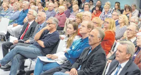  ?? FOTO: MARKUS LEHMANN ?? Gut 200 Interessie­rte waren zur Gesundheit­skonferenz ins Landratsam­t gekommen.