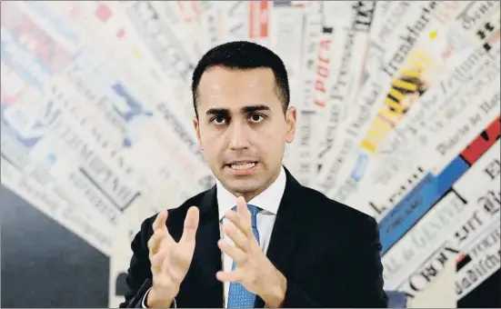  ?? ANDREW MEDICHINI / AP ?? Luigi Di Maio, en una rueda de prensa en la sede de la Asociación de Correspons­ales en Roma