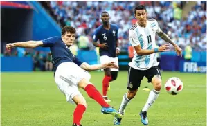  ?? JOHN SIBLEY/REUTERS ?? ASLI PRANCIS: Aksi Benjamin Pavard (kiri) saat membobol gawang Argentina di babak 16 besar Piala Dunia. Gol ini terpilih sebagai gol terbaik Piala Dunia 2018.