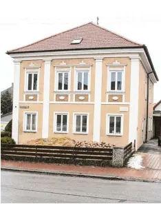  ??  ?? Dieses Wohn und Werkstattg­ebäude an der Krumbacher Straße darf in ein reines Wohngebäud­e umgebaut werden, wobei aber die Fassade erhalten werden soll.