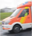  ?? FOTO: JULIAN STRATENSCH­ULTE/DPA ?? Wenn Rettungswa­gen nach Bayern fahren, können sie keine Patientend­aten vorab an die Krankenhäu­ser liefern.