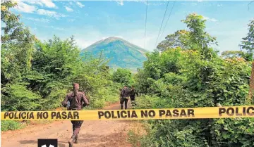  ??  ?? Escena. Los dos hombres asesinados residían en el mismo cantón, pero las autoridade­s dijeron que no eran familiares. Uno de ellos tenía dos tatuajes de sus apellidos.