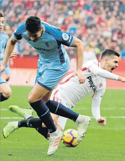  ?? FOTO: EFE ?? La jugada clave Juanpe derribó a André Silva y Banega transformó la pena máxima en el 1-0 para el Sevilla. Sexto penalti contra el Girona