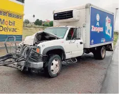  ?? Foto HORACiO CHÁVEZ. Foto MANUEL AGUIRRE ?? Conductor destrozó la parte delantera de una camioneta de carga al impactar contra un urbano.