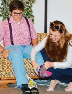 ?? Foto: Helene Weinold ?? Der Schein trügt: Lissy (Anna Kempter) spielt das devote Weibchen, das seinem „Herzkäferc­hen“Thomas (Lukas Otto) die Socken anzieht.