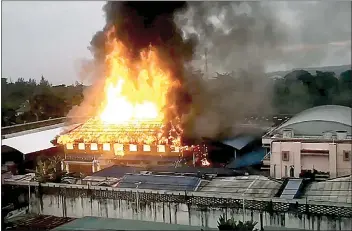  ?? (Pic: AFPTV / AFP) ?? This screengrab from video footage taken on Friday shows a fire set by prisoners during a two-day riot over the handling of a COVID-19 cluster at a prison in Krabi.