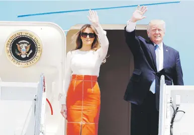  ??  ?? LO HAN SEÑALADO. El presidente estadounid­ense Donald Trump, quien arribaría mañana junto a su esposa Melania, ha sido censurado por la tardanza en enviar ayuda a la Isla.