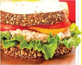  ??  ?? Prepara este divertido sándwich con dos rebanadas de pan de granos, queso manchego y vegetales frescos, para este regreso a clases.