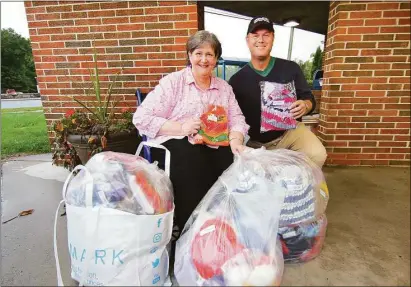  ?? Christian Abraham/Hearst Connecticu­t Media ?? Linda Bracken, who knit 175 hats over the past nine months, with Matt McMahon, coordinato­r for Wilton’s Toys for Tots campaign, at the senior housing complex where Bracken lives in Norwalk.