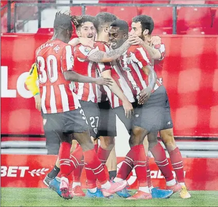  ?? FOTO: GETTY ?? Piña Nico Williams se suma a la celebració­n de los rojiblanco­s tras el gol de su hermano Iñaki