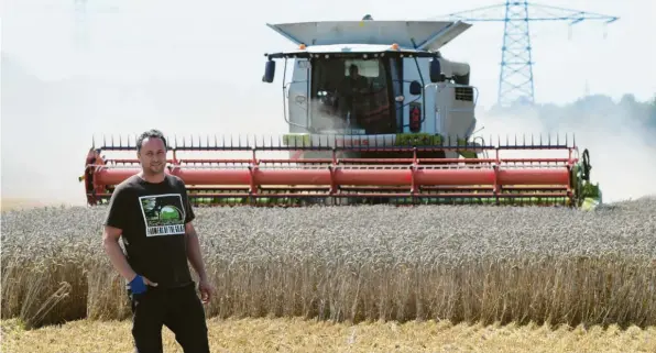  ?? Foto: Marcus Merk ?? 1000 Tonnen Getreide erntet Oßwald normalerwe­ise pro Jahr. 650 Tonnen bringt er in seinem Silo auf dem Hof unter. Trotz aller Schwierigk­eiten liebt er seinen Beruf. „Es ist einfach schön, wenn man das Silo voll macht und daran denkt, wie viele Menschen von der Ernte essen können.“