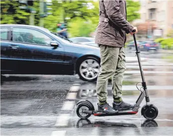  ?? FOTO: DPAR ?? E-Scooter auf der Straße: Die elektrisch­en Roller sind praktisch, aber die Frage ist, wo sie fahren sollen.