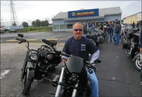  ?? ZACH SRNIS — THE MORNING JOURNAL ?? Tom Roso, of Bay Village, gets ready to support local law enforcemen­t by participat­ing in Cops Ride.