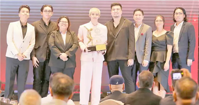  ?? PHOTOGRAPH BY JOEY SANCHEZ MENDOZA FOR THE DAILY TRIBUNE @tribunephl_joey ?? TOTS Carlos’ (center) hard work for powerhouse team Creamline during the 2023 PVL season gets rewarded with the prestigiou­s SMC-PSA Miss Volleyball award. Also shown are members of the PVL Press Corps.