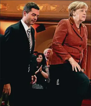  ??  ?? Mohring und Merkel haben eine wechselvol­les Verhältnis, was man ihren gemeinsame­n Auftritten – wie hier im Volkshaus Jena – aber nicht anmerkt. Am . Juni ist die Kanzlerin in Erfurt. Foto: Tino Zippel