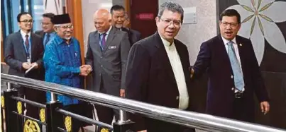  ?? [FOTO BERNAMA] ?? Saifuddin bersama Siddiq (dua dari kiri) hadir Forum Perdana Dunia Melayu dan Islam: Cabaran dan Masa Hadapan di Wisma Putra, Putrajaya, semalam.