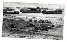  ??  ?? Omaha Beach på D-dag. Landgangsf­artøjer afleverer materiel og mandskab. Inden aften var 130.000 mand sat i land på strandene sammen med store maengder udstyr.