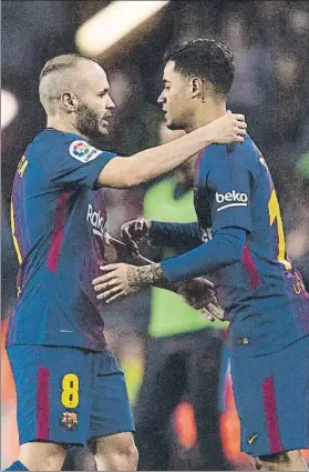  ?? FOTO: PERE PUNTÍ ?? Andrés Iniesta dejó su puesto a Coutinho en un cambio muy simbólico