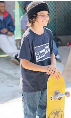  ?? FOTO: TOBIN YELLAND ?? Er ist 13, er hat ein Skateboard, und er lebt inLos Angeles: der großartig spielende Sunny Suljic als Stevie.