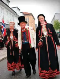  ?? FOTO: REIDAR KOLLSTAD ?? Joronn Tveit har besøk av foreldrene Anna Tveit Olsen og Oddvar Olsen. De er alle stolte bærere av vest-telemarksb­unaden.