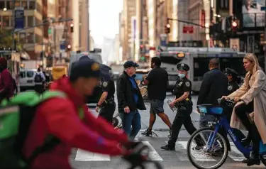  ?? Benjamin Norman / New York Times ?? Thousands of New York City municipal workers remain unvaccinat­ed despite Mayor Bill de Blasio’s Monday deadline to receive at least one dose, meaning they’ll be put on unpaid leave once the mandate goes into effect.