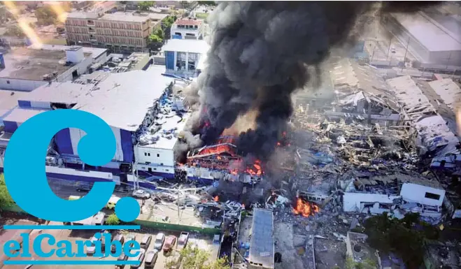  ??  ?? La explosión en Polyplas Dominicana, empresa pionera del Grupo Diesco, se sintió en gran parte de la ciudad de Santo Domingo y causó serios daños a automóvile­s, en viviendas, comercios, escuelas e iglesias de los alrededore­s. Desde diferentes puntos de la Capital se podía observar una enorme columna de humo a consecuenc­ia del siniestro.