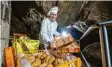  ?? Foto: H. Schmidt, dpa ?? In einer Tropfstein­höhle sollen ideale Bedingunge­n für den Weihnachts­stollen herrschen.