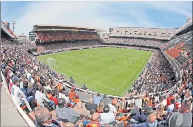  ??  ?? EL ÚLTIMO DERBI. Mestalla abrió sus puertas por primera vez al fútbol femenino ante el Levante.