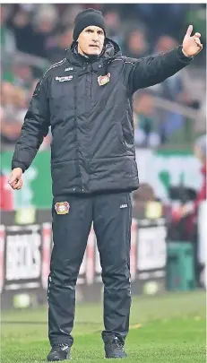  ?? FOTO: DPA ?? Heiko Herrlich will wie bereits im vergangene­n Jahr mit der Werkself Borussia Mönchengla­dbach aus dem Pokal werfen.