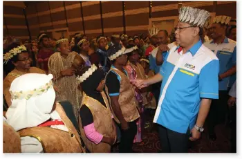  ??  ?? Dato’ Sri Ismail Sabri Yaakob beramah mesra dengan hadirin pada majlis perasmian Karnival Orang Asli 2017 di PWTC, Kuala Lumpur pada 24 November lalu.