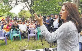  ??  ?? Reunión. La ministra de Vivienda, Michelle Sol, se reunió ayer con la comunidad.