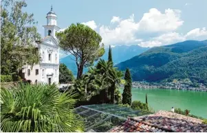  ?? Foto: Bernhard Krieger, tmn ?? Kirche von Morcote am Luganer See – in der Region rund um das Gewässer verschmelz­en italienisc­he und schweizeri­sche Einflüsse.