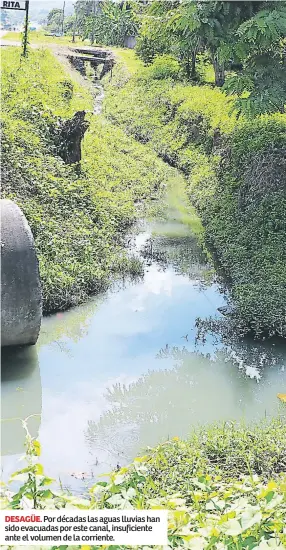  ??  ?? DESAGÜE. Por décadas las aguas lluvias han sido evacuadas por este canal, insuficien­te ante el volumen de la corriente.