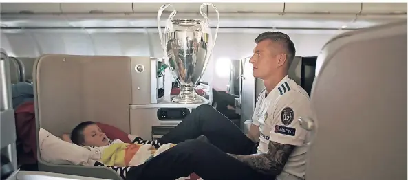  ?? FOTO: BROADVIEW PICTURE ?? Eine Szene aus dem Dokumentar­film „Kroos“: Toni Kroos auf dem Rückflug nach dem gewonnen Champions-League-Finale 2018 mit Real Madrid. Neben dem Fußballsta­r steht der silberne Henkelpott, und vor ihm schläft sein Sohn Leon.