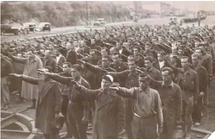  ??  ?? Junto a estas líneas, decenas de prisionero­s en el campo de concentrac­ión de Irún, Guipúzcoa, obligados a hacer el saludo fascista. Abajo, otro grupo de presos en el campo burgalés de San Pedro de Cardeña, trabajando en unas condicione­s próximas a la esclavitud.