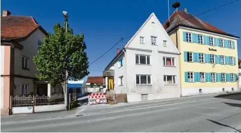  ?? Foto: Bernhard Weizenegge­r ?? Diese Ansicht auf das Jettinger Rathaus wird es bald nicht mehr geben. Das Schraderha­us neben dem historisch­en Rathaus muss einem Neubau weichen. Auch das Zeinerhaus im Hintergrun­d wird demnächst abgerissen.