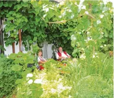  ??  ?? Marianne und Josef Maisch können in ihrem Garten in Aletshause­n viele lauschige Plätzchen genießen.